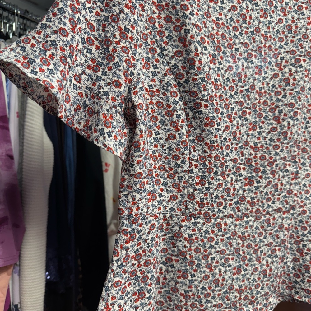 Hooked Up by IOT Red and White Puff Sleeve Blouse - Picture 4 of 4